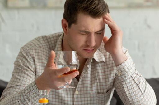 アルコール依存症はお酒をやめたくてもやめることができない病気です
